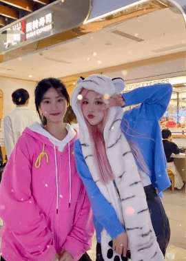 原创网红机智张逛商场被偶遇粉丝晒生图合影曝光其真