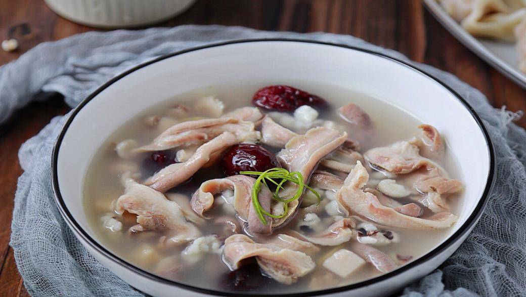 的清洗和处理很复杂,薏米需要提前泡发好,掌握炖猪肚汤的火候和技巧