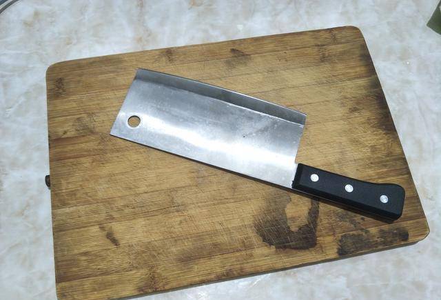 菜刀菜板容易霉,教你正确清洗方法,干净又透亮,用着舒心_消毒