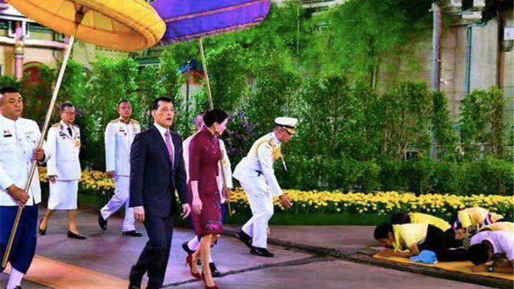来泰国旅游，遇到国王出行，周围人都跪下了，我们站着合适吗？