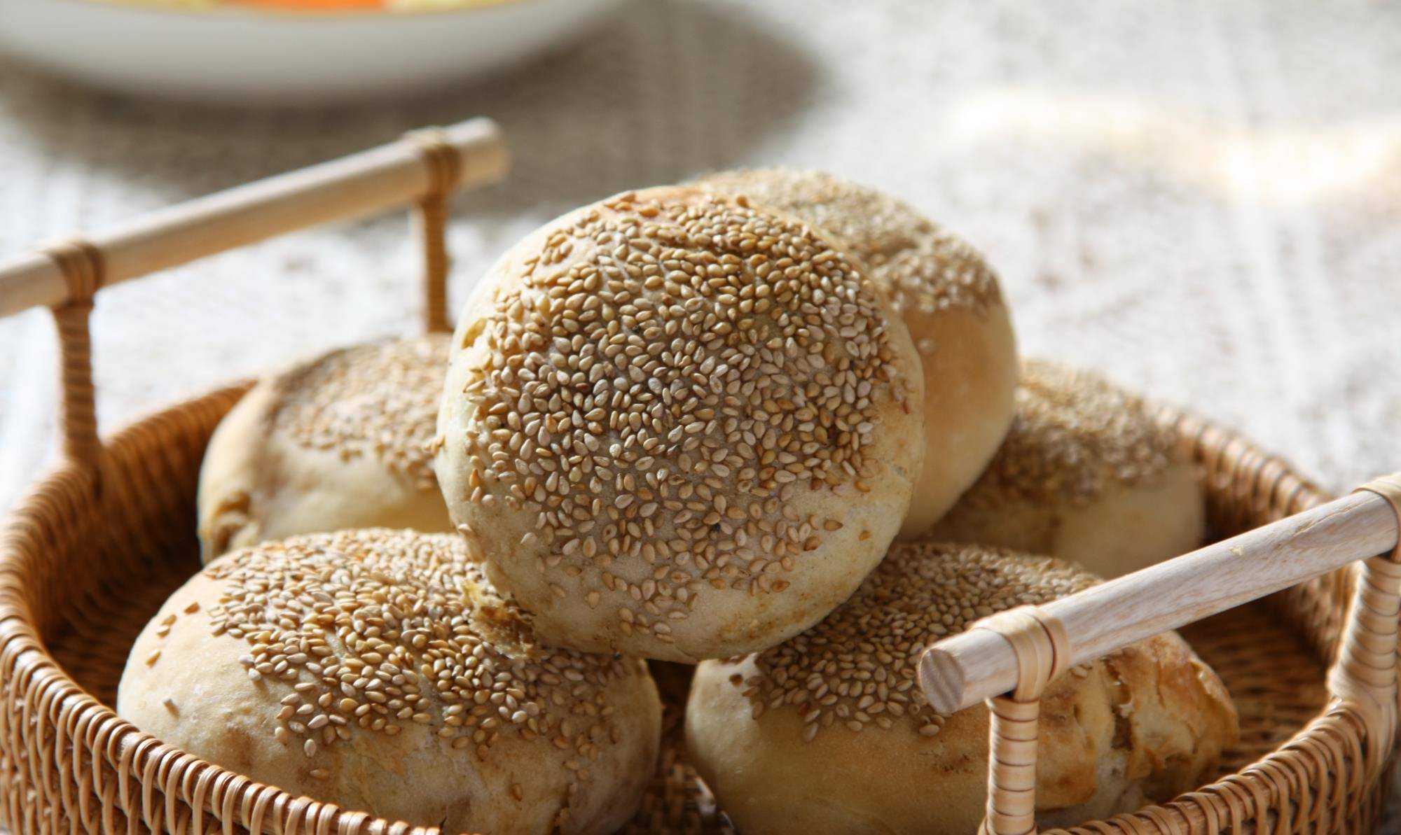 麻酱烧饼简单做法,外皮酥脆,内里柔软又多层,全家人都喜欢吃