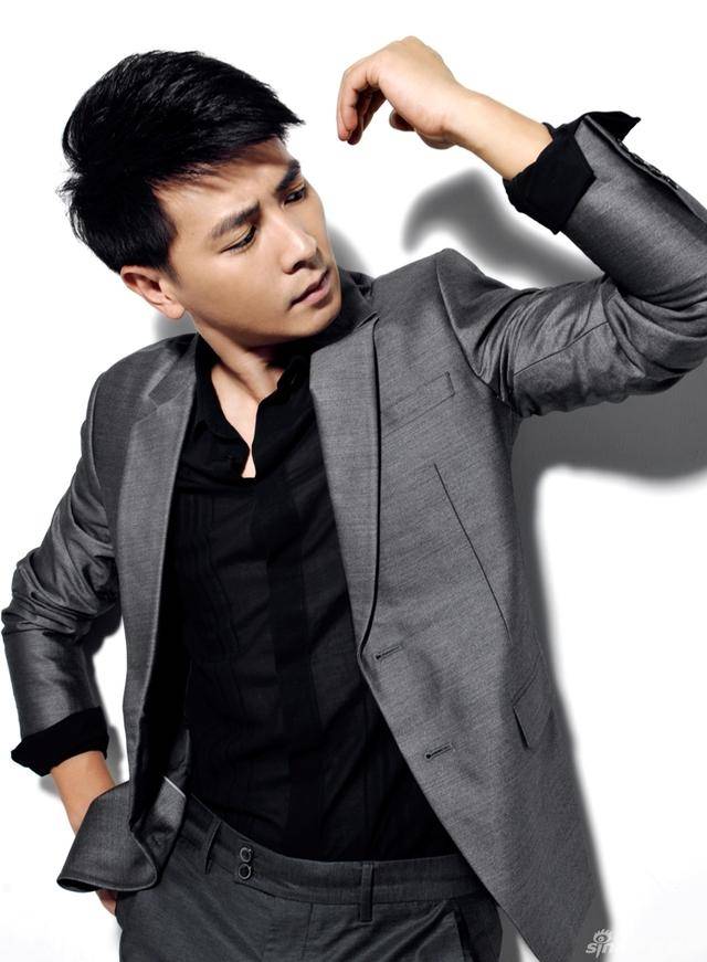 因为有同学这层关系,保剑锋和马伊琍似乎走得更近一些,当时很多同学都