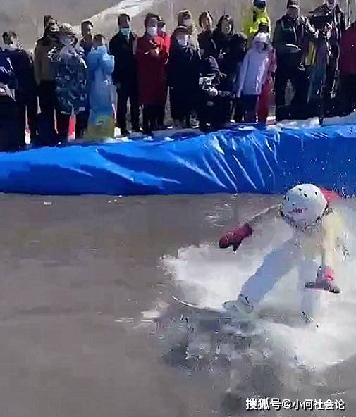 吉林：女子滑雪失误不慎溺水，围观群众冷漠拍照，10秒后才被救起