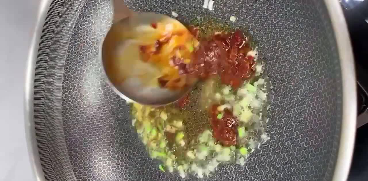 金针菇豆腐皮烧韭菜 汤鲜味美香辣入味 韧中带脆 既好吃又下饭 美味 金针菇豆腐皮烧韭菜 汤鲜味美香辣入味 韧中带脆 既好吃又下饭 美味