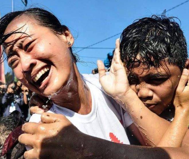 巴厘岛上的“奇葩”节日，众多美女被吻哭，游客表示不敢出门