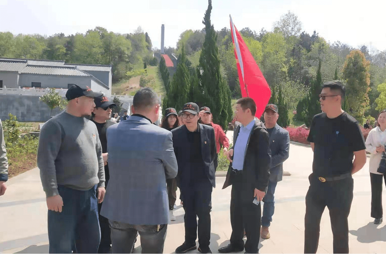 中共中畫團委員會劉孝田一行走進蘇家埠祭革命先烈