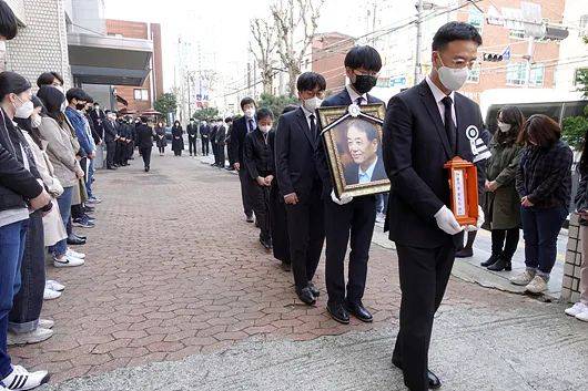 文在寅獻花圈 樸廷桓申真諝扶棺 金寅葬禮備極哀榮_韓國棋院