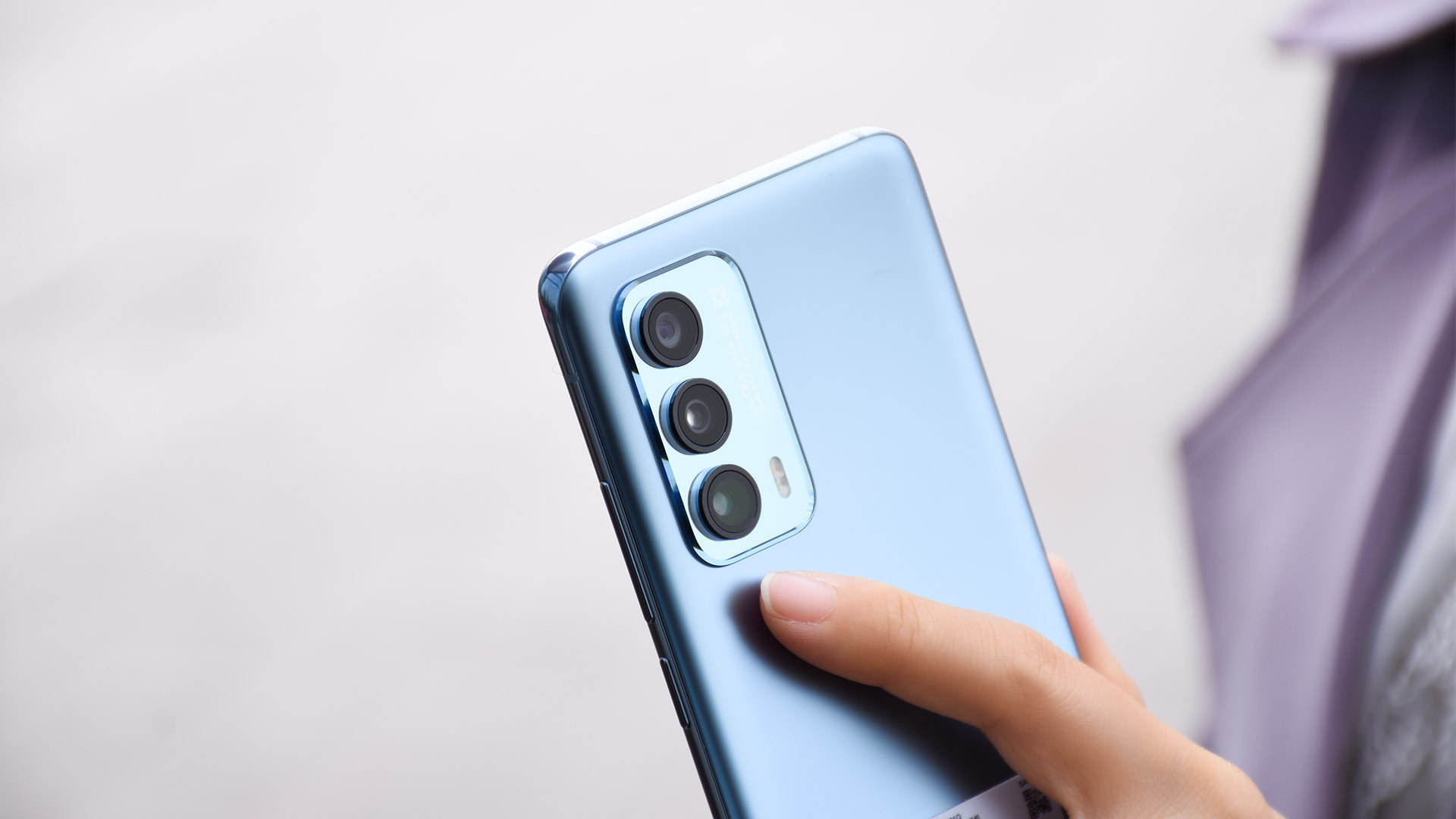 大约玩30分钟游戏之后,机身背部发热区域集中在摄像头右侧的位置,使用