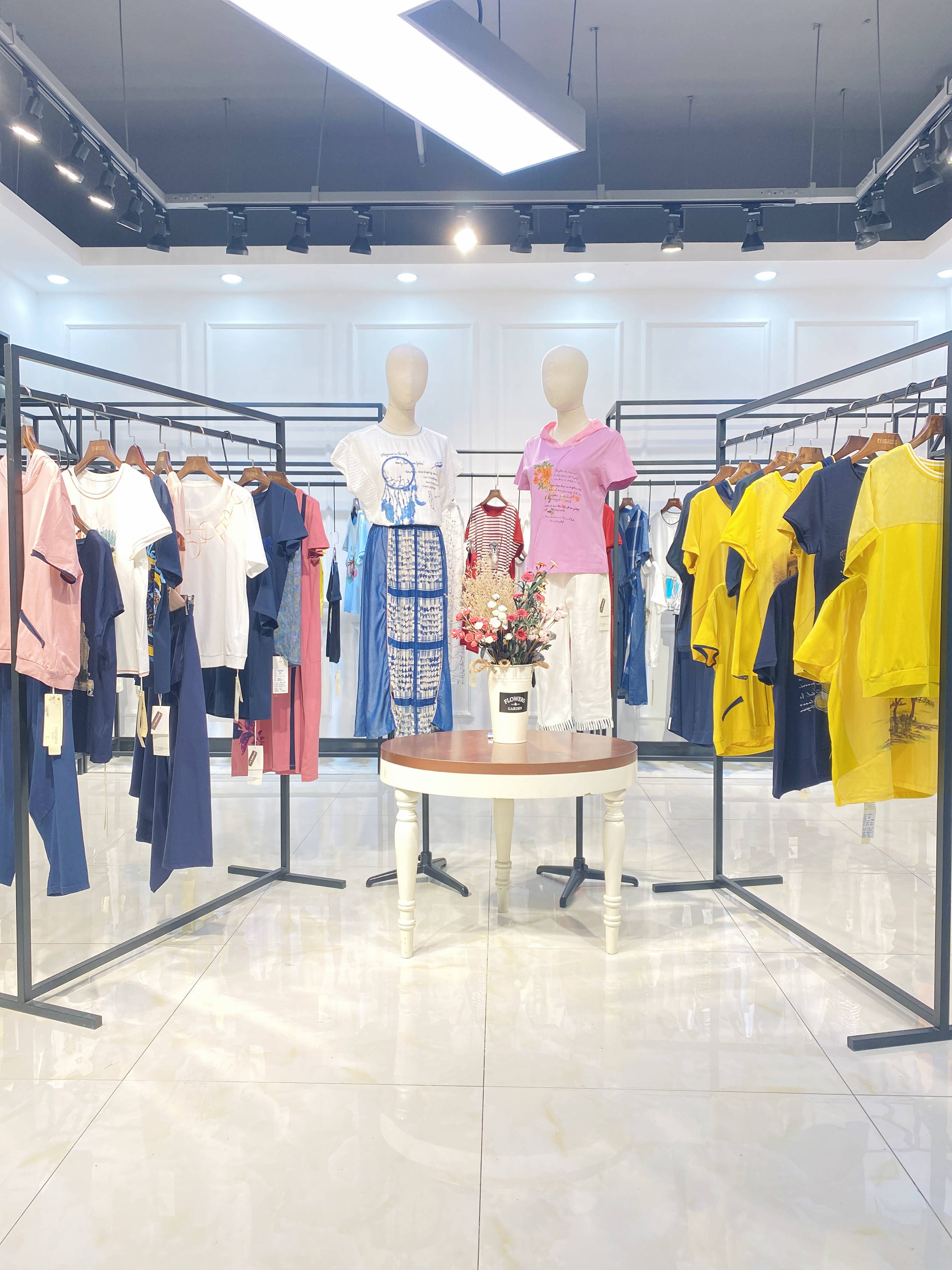 女装服装店真实图片图片