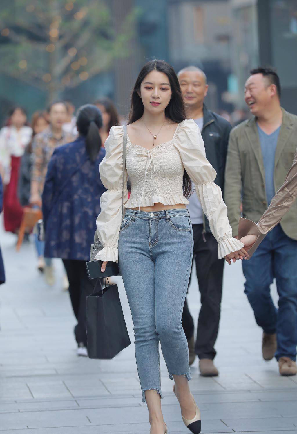 牛仔八分裤时尚显腿长,气质女生都爱穿,轻松秀出了个性造型_上衣