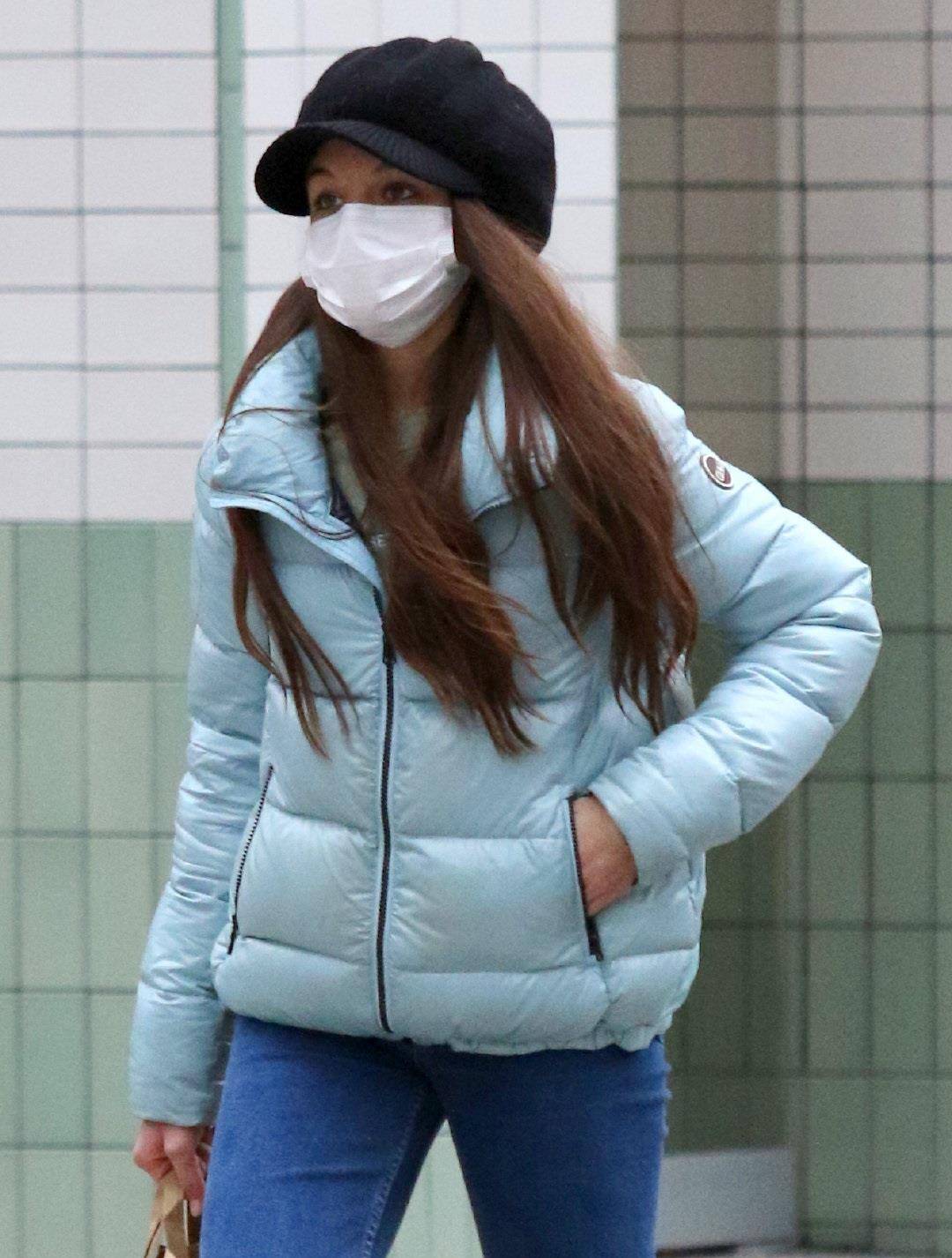 苏瑞·克鲁斯穿蓝色羽绒服搭蓝色细腿裤,长发飘飘,像个文艺少女