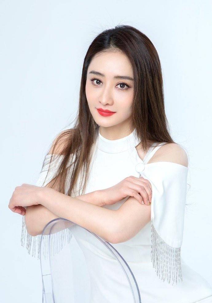 46岁的陈德容穿白色挖肩裙知性优雅依旧还不显老