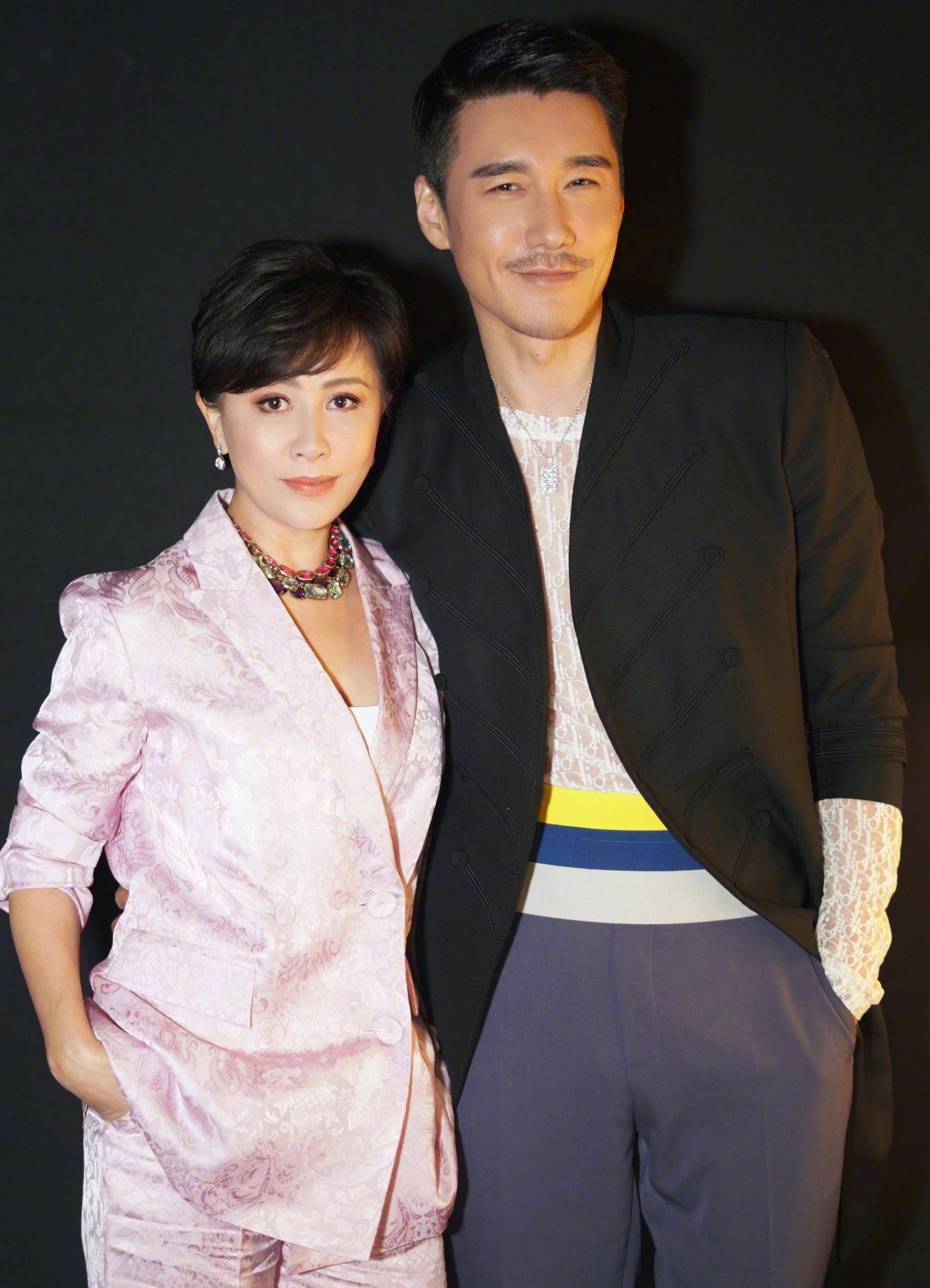 胡兵穿蕾丝装亮相时装周,抢镜一众女星,50岁单身坐拥2亿豪宅,何惧世俗