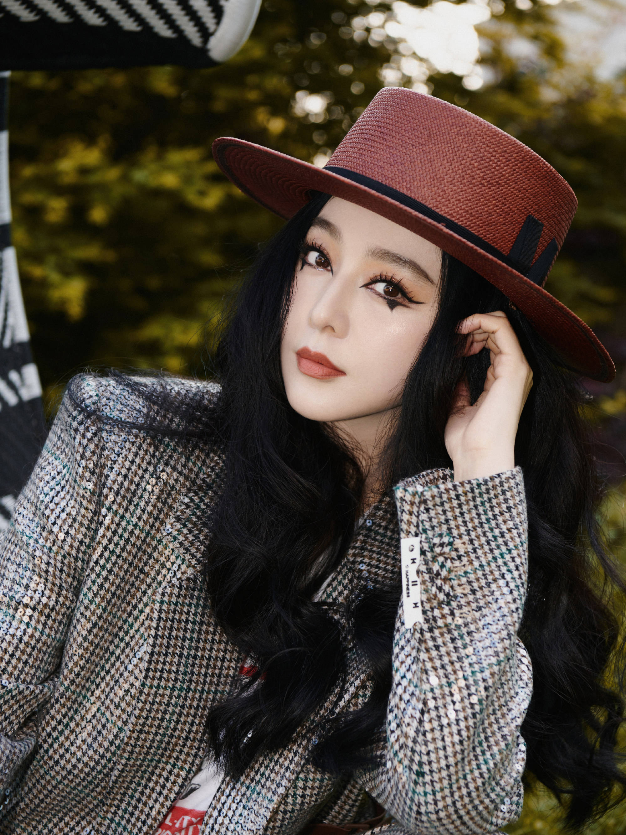 与王琳合影抢镜,霸气中性范攻气十足_范爷