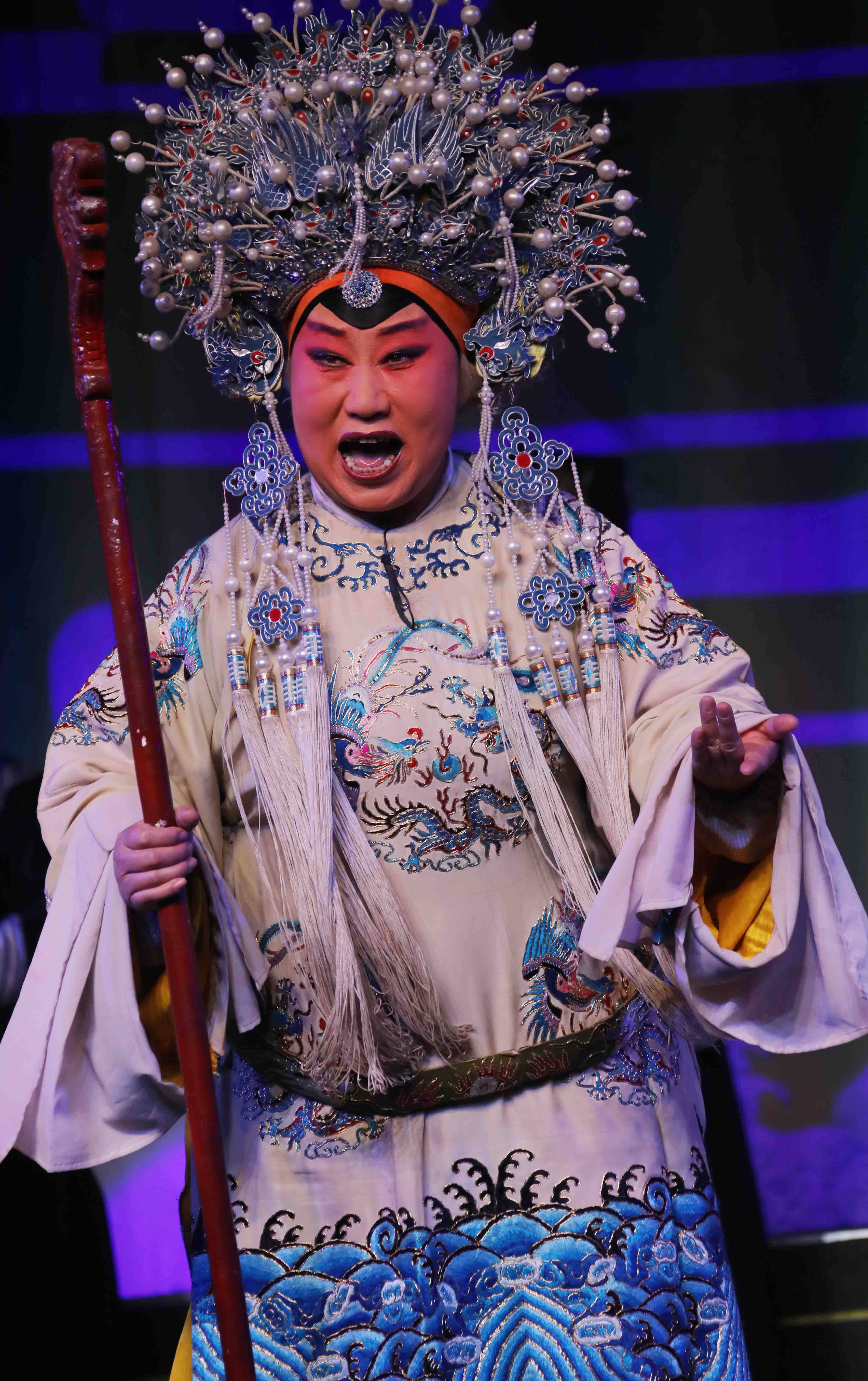 长治市上党梆子剧团走进潞州区屈家庄村惠民演出_秦香莲