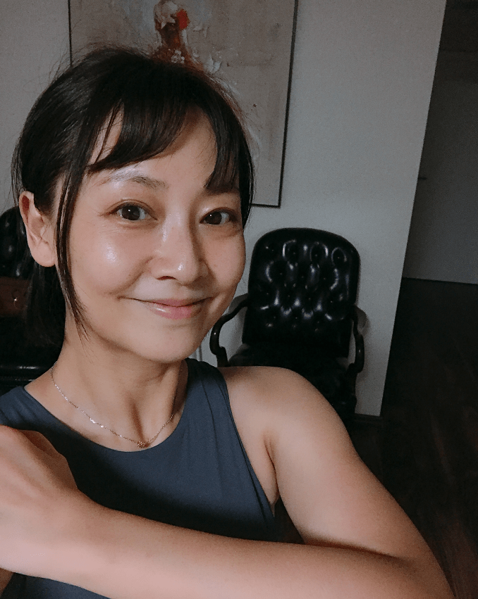 张卫健妻子颜值高,除了有黑眼圈外肌肤细腻红润,比同龄人年轻_张茜