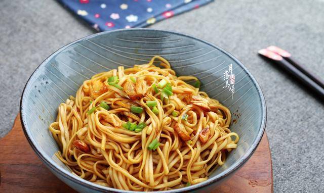 懒女人下面条,不加盐不加配菜,老公却说太香了再来一碗