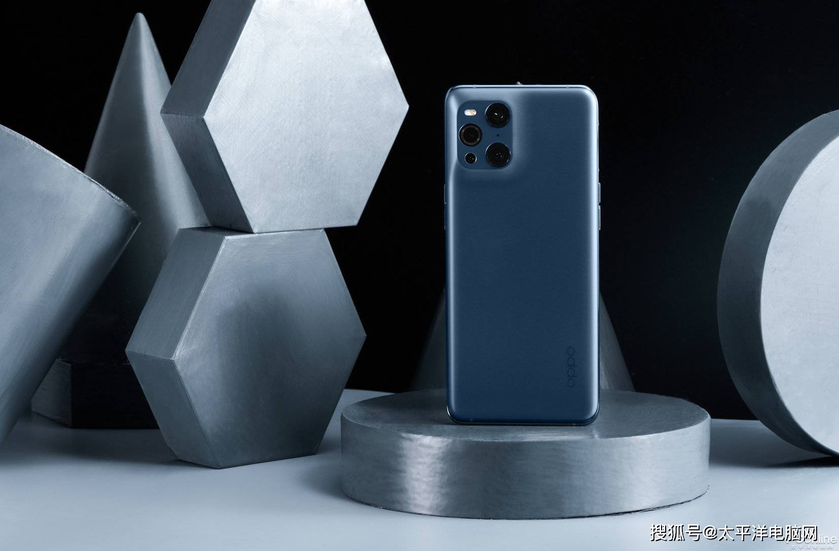 单用"漂亮"来形容oppo find x3系列,实在概括不了这股赤裸裸的高级美.