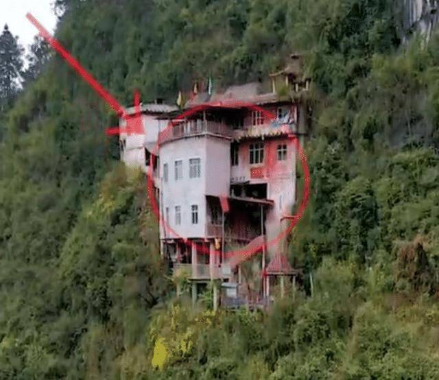 贵州铜仁：一栋房子建在半山腰，出门就是悬崖，究竟住着何人？