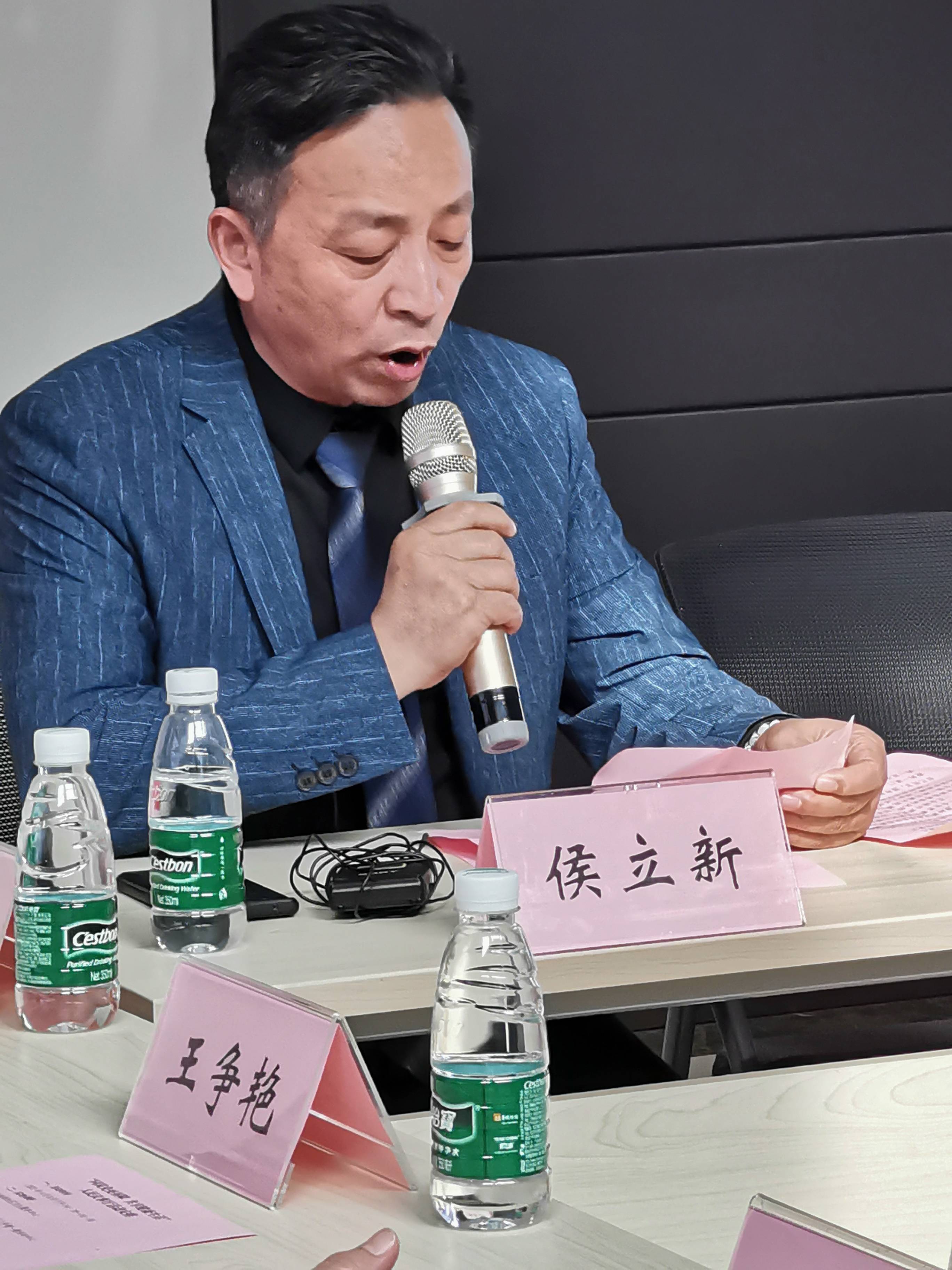 中国好人"侯立新此外,"中国好人"侯立新向居民群众发出"不做旁观者,不