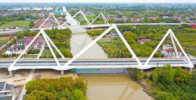 上海建成一座“独特”的大桥——双子桥，双向4车道，在崇明境内