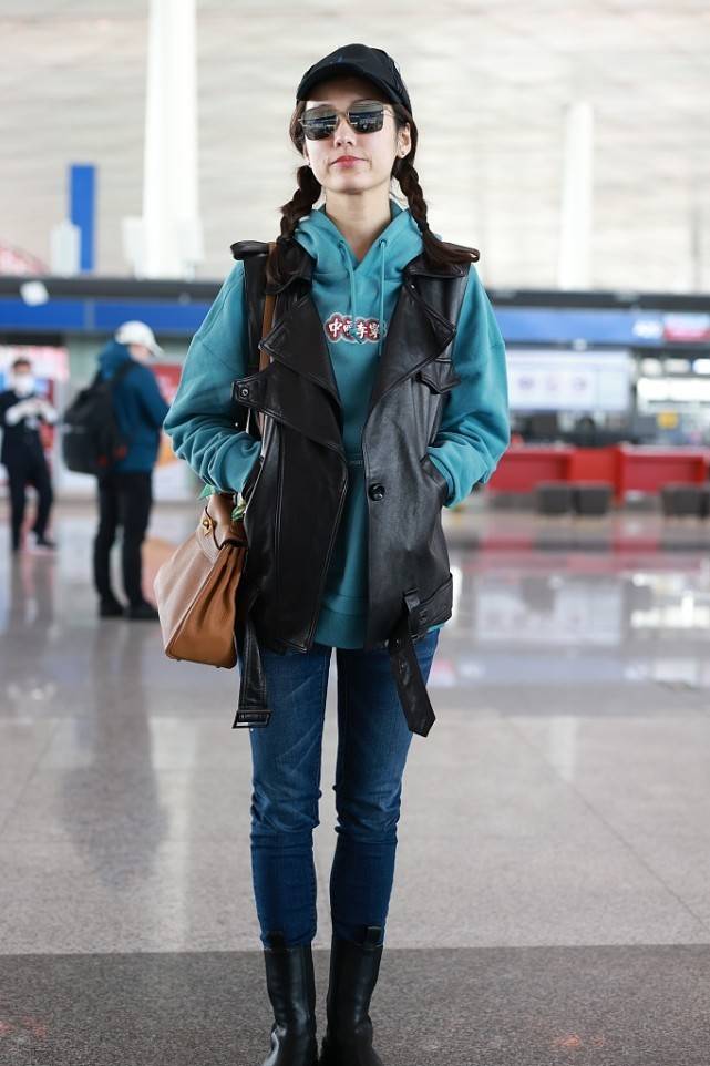 吕一跟小姑娘差不多穿卫衣活力又清新扎麻花辫跟大学生似的