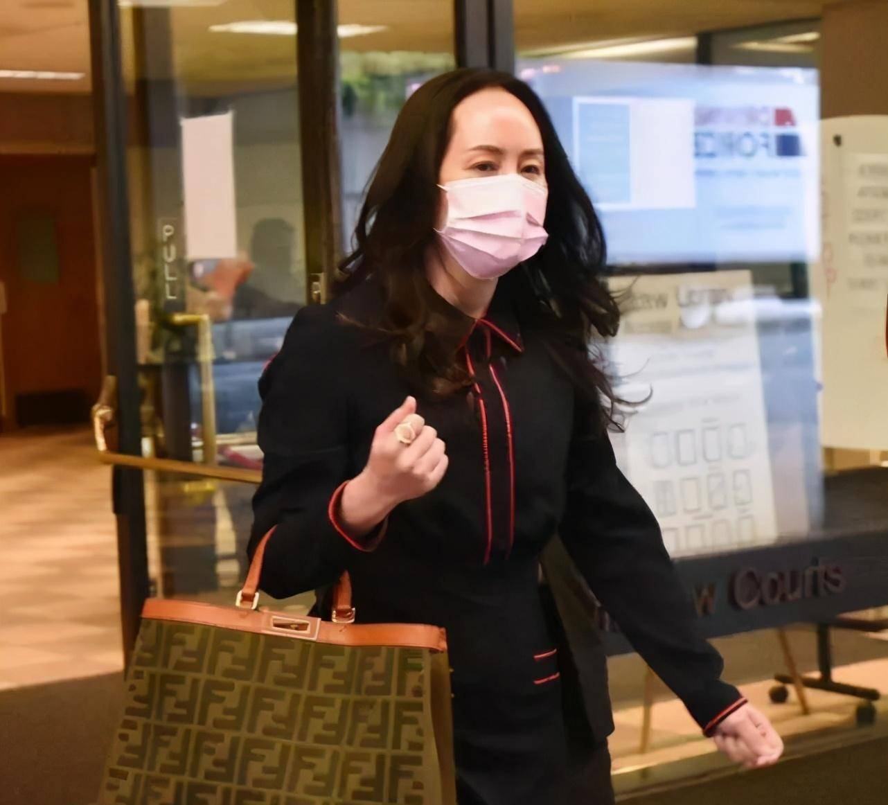 孟晚舟近照笑容轻松穿娃娃领连身裙扮嫩心情大好这张脸真贵气