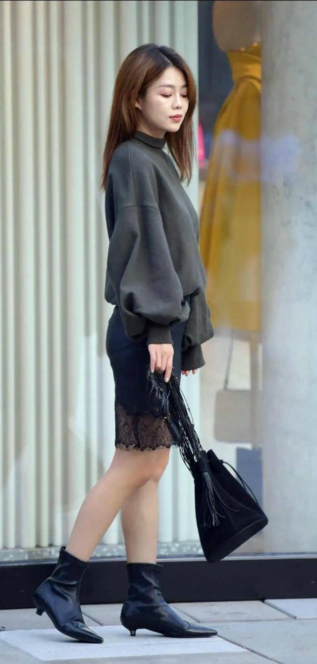 小皮裙穿出少女感转身的那一刻我恋爱了