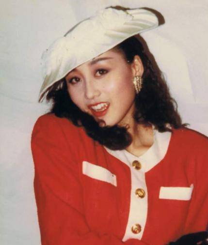 30年前,李连杰因"真爱"抛弃了前妻黄秋燕,她后来怎么样了_爱情