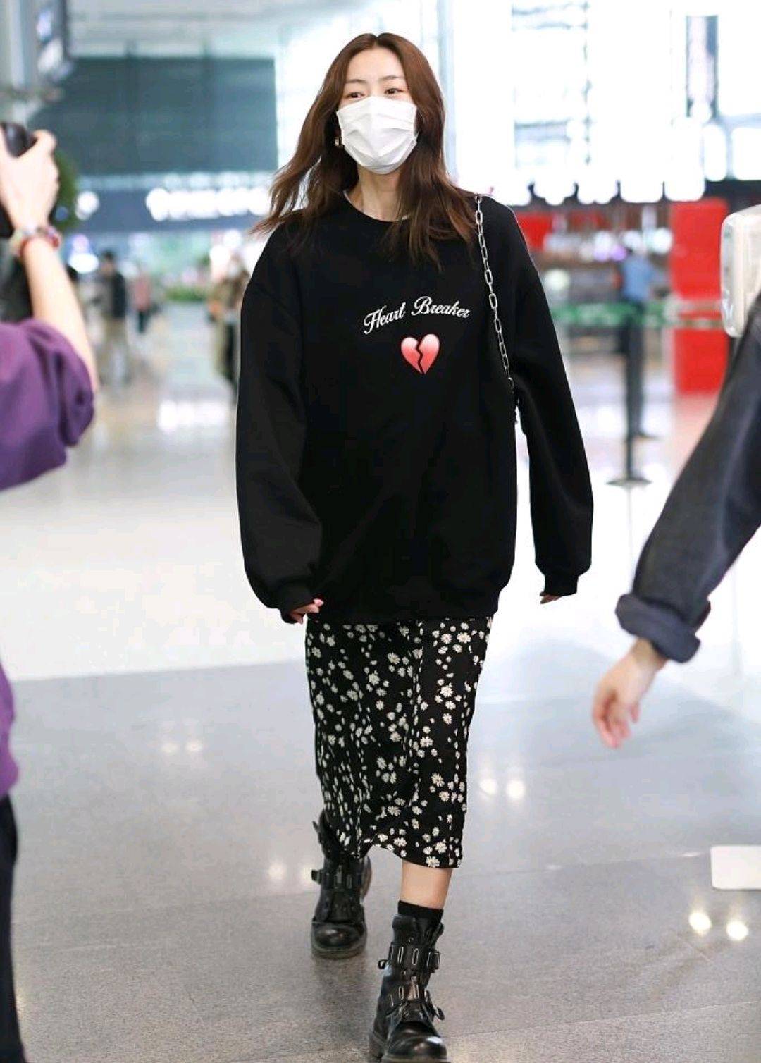 原创马苏挺会穿搭的穿上黑色卫衣配洞洞鞋彰显出青春活力