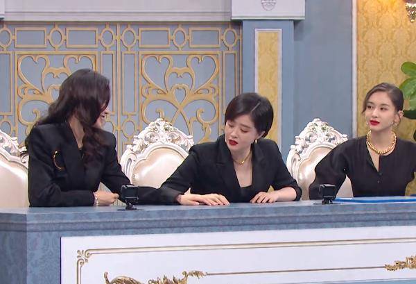 杨颖用小拇指碰蒋欣,镜头扫到她的手背,暴露和黄晓明的情感状况