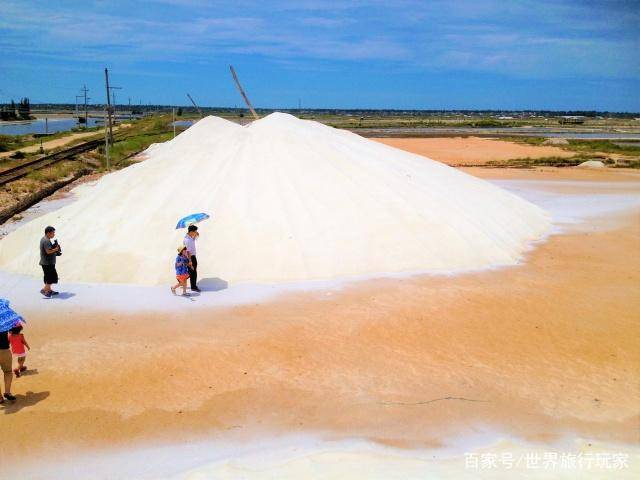 它是海南最大盐场，1958年创建，年产量高达30万吨，盐堆如小银山