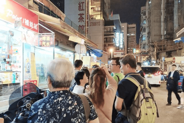 深夜时的香港庙街遍布着“她们”，但煲仔饭也是它的天下！