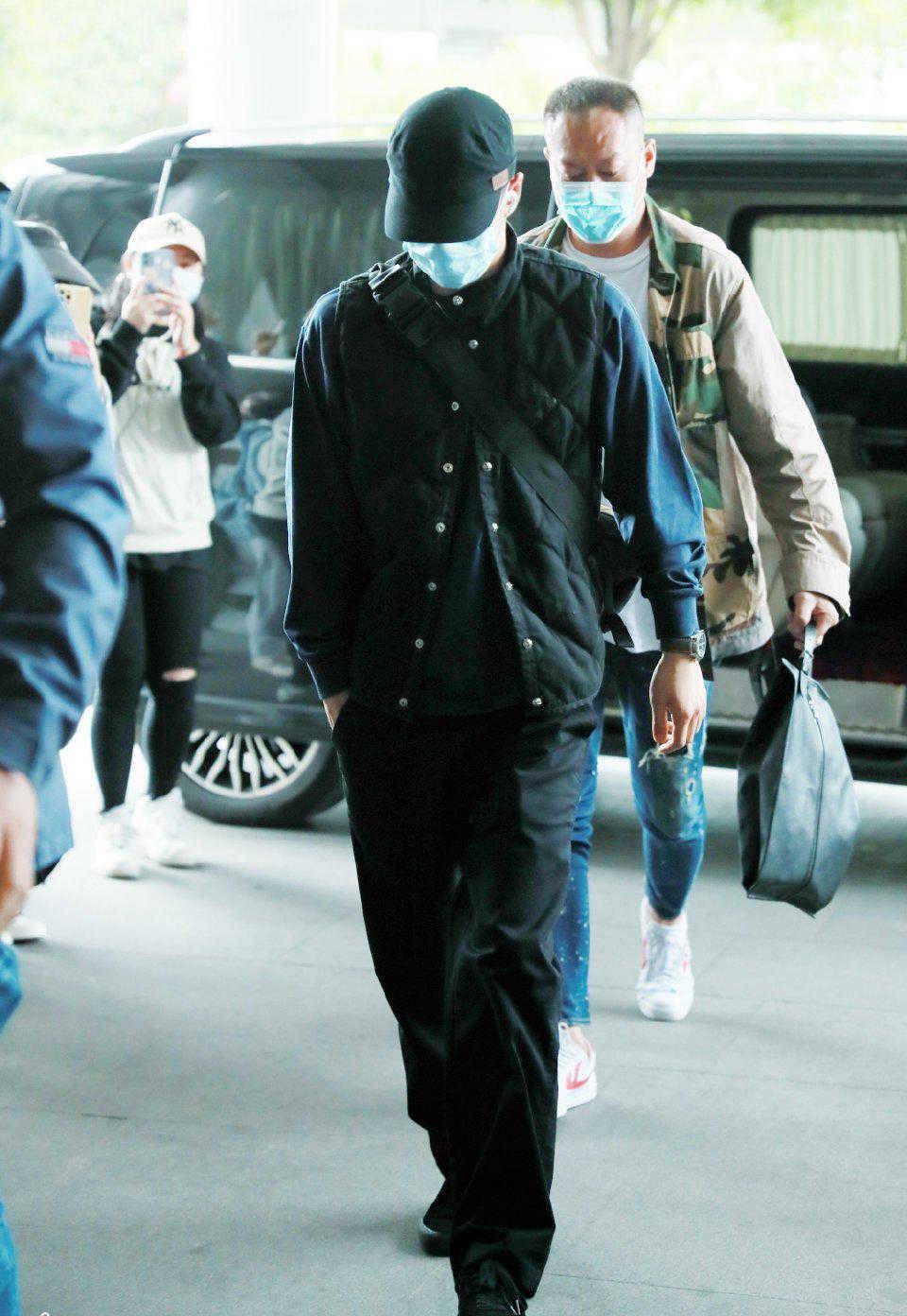 王一博你的衣服和岩岩的衣服交换了吧,你看岩岩破