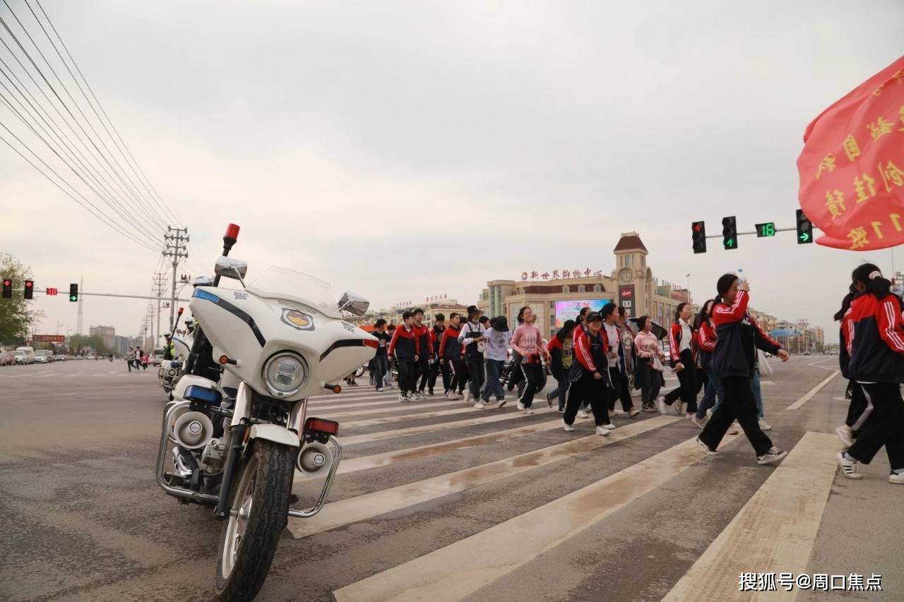 鄲城鐵騎全力護航實驗中學春遊踏青遠足活動