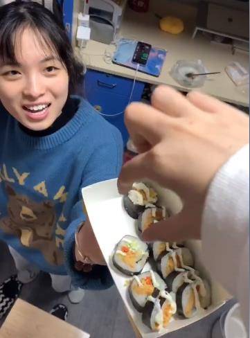 女生约会全宿舍给她打扮,"包子"很可爱,网友都在等待约会结果