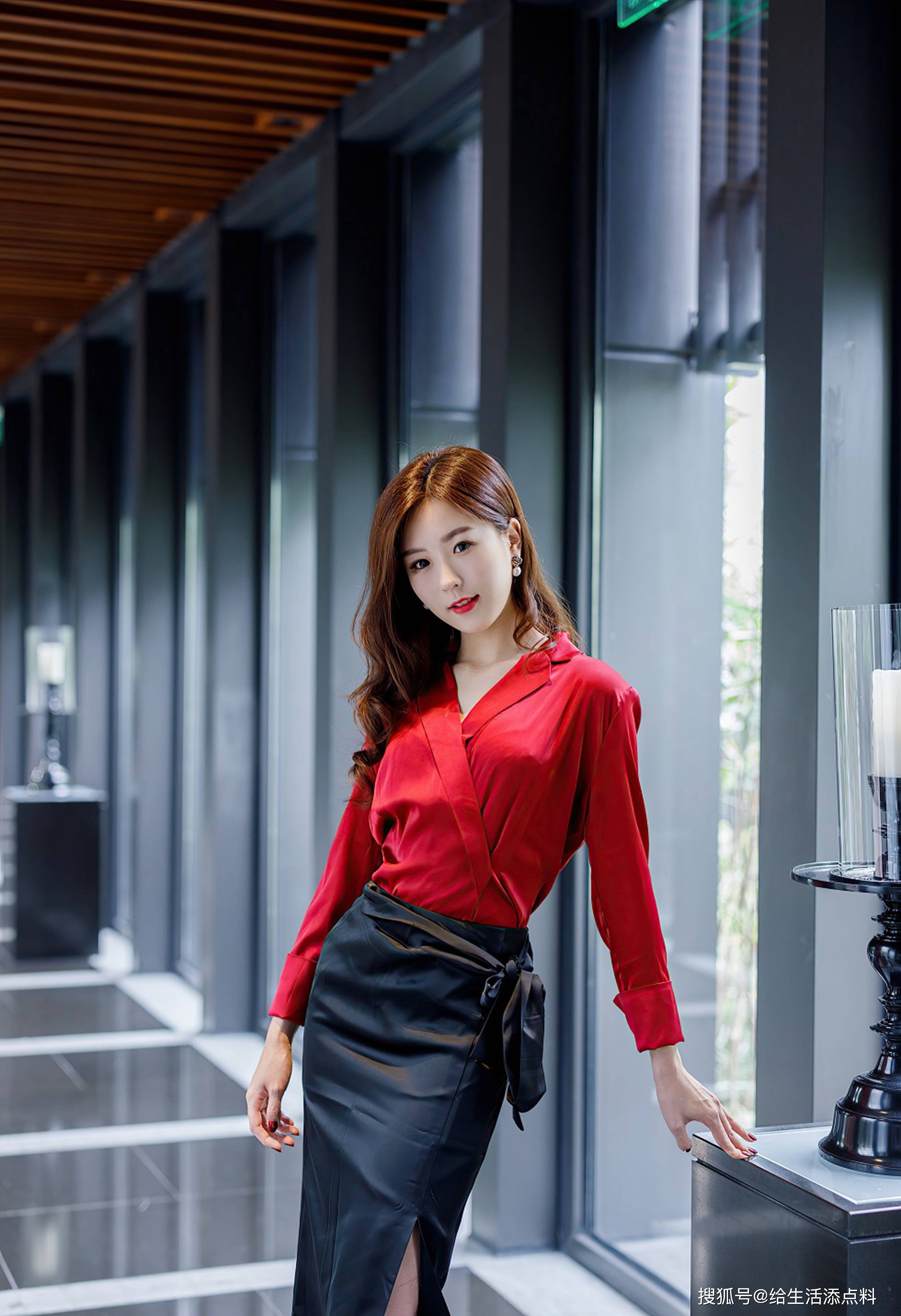 衬衫搭配半身裙比连衣裙知性比长裤有女人味知性优雅特迷人