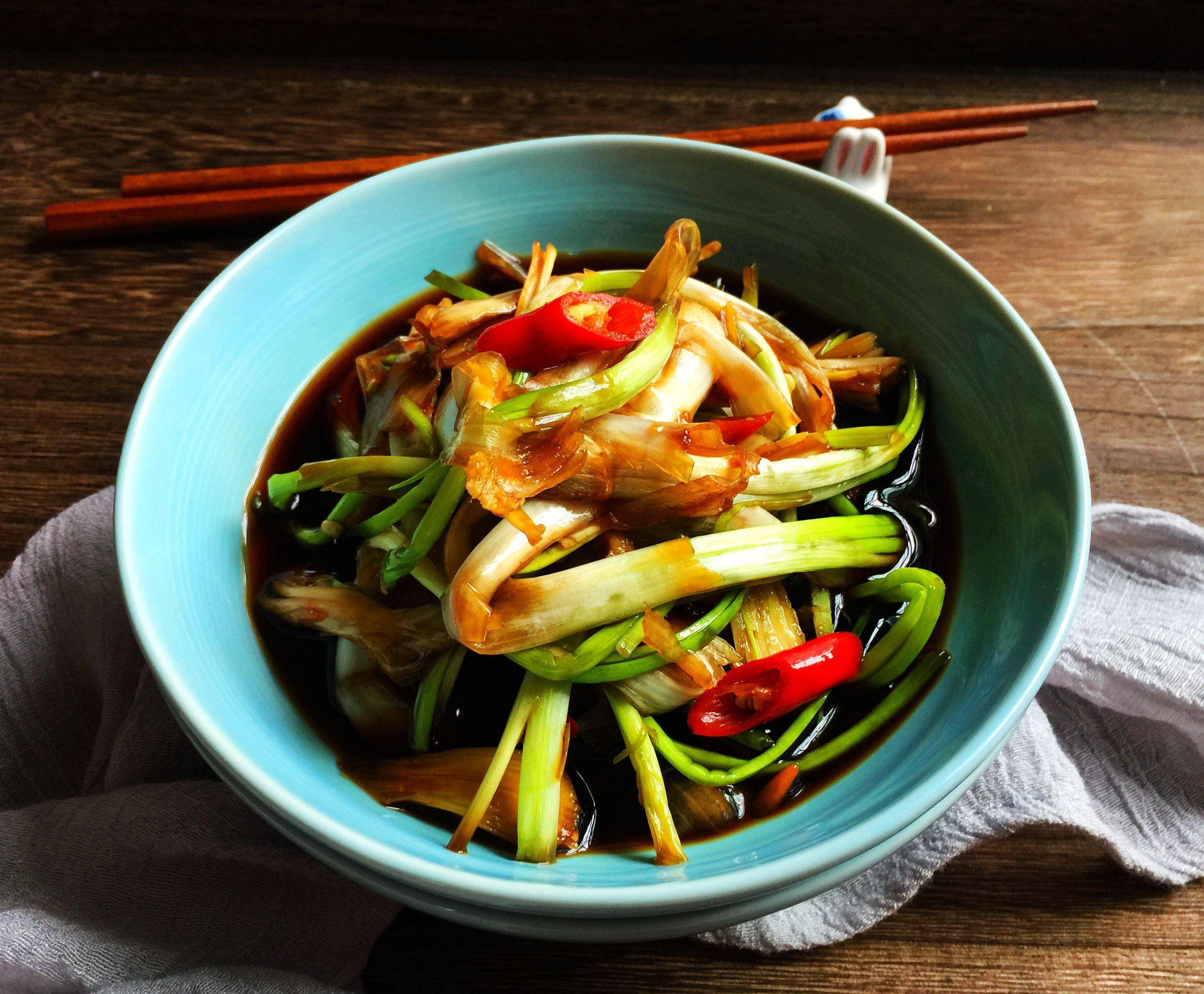 4月,遇到这菜不要错过,开胃消食,简单拌一拌,比大鱼大肉还香:腌渍藠头