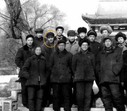 但是李忆祖的母亲却不想让他去,彼时,养父和养母已经离异,李忆祖的