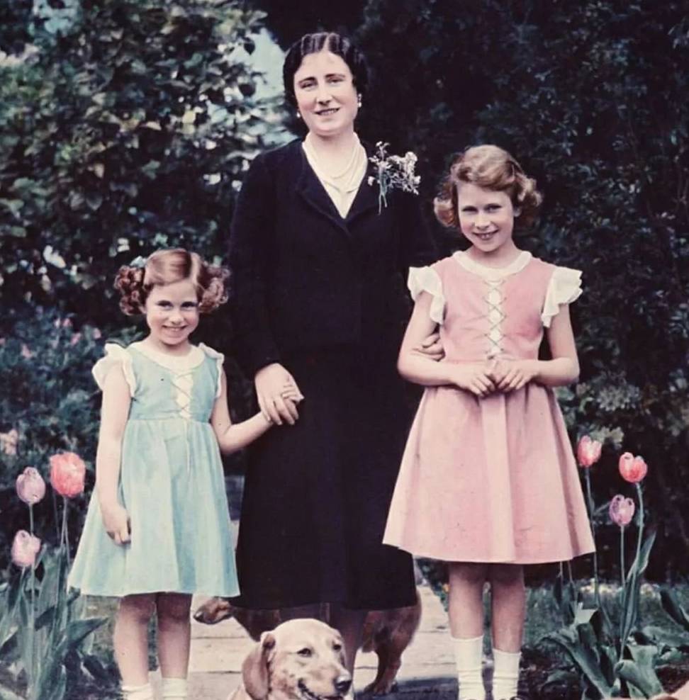 乔治六世国王希望女儿可以多见世面,遇事冷静沉着,应对自如.