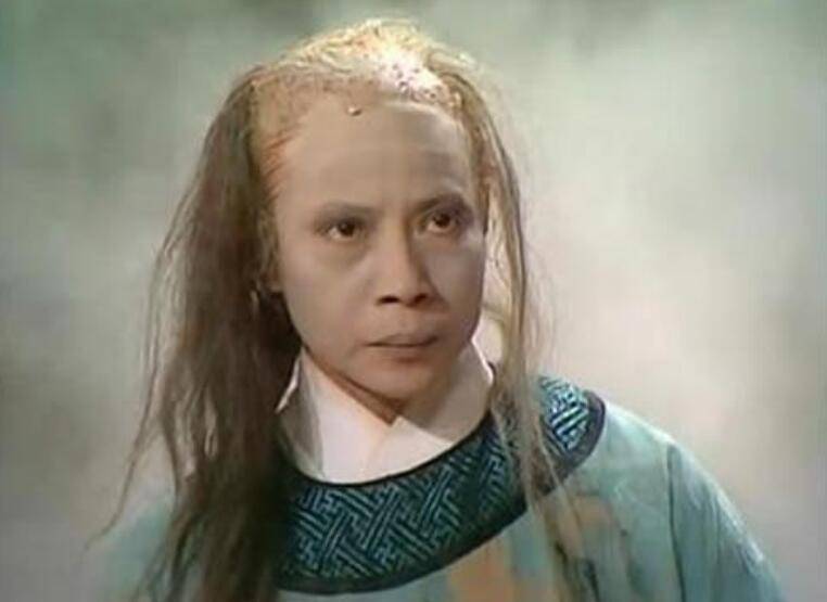 慈恩飘然而去之后,裘千尺连续喷射三枚枣核钉击打黄蓉.