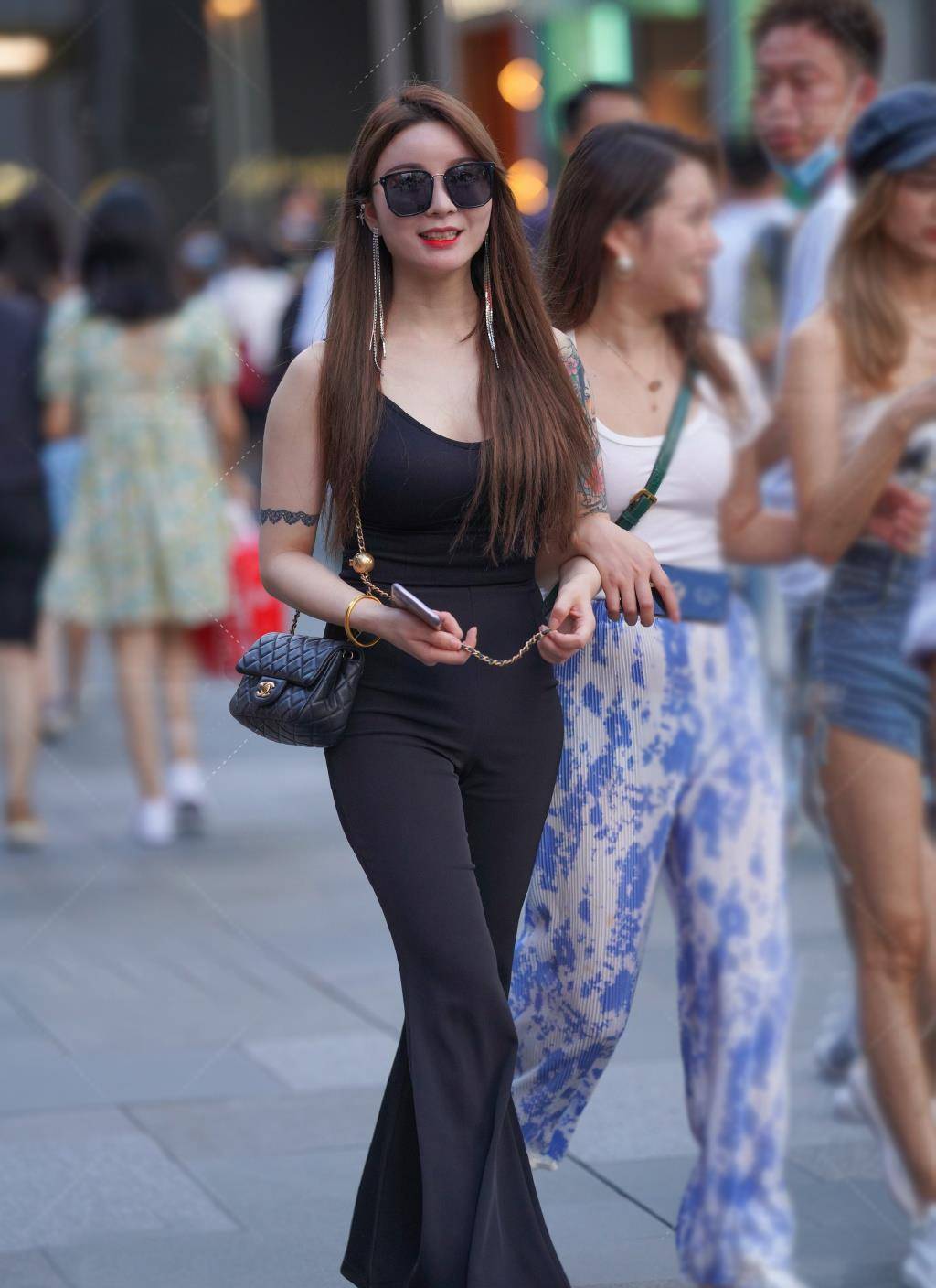 爱时尚爱卖萌的女生,吊带连体喇叭裤,穿出了不同的味道