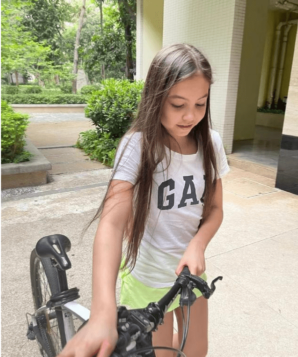 中国花滑名宿远嫁俄罗斯,晒与儿女合照!一家人颜值爆表