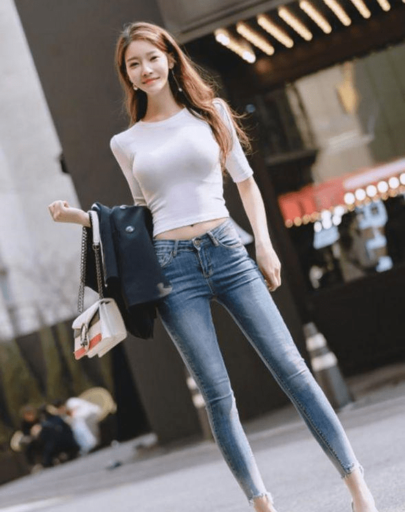 优雅气质的牛仔裤美女身材一级棒显得简约而不失时尚