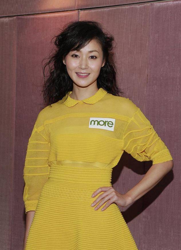 万绮雯的美腿好出名穿连衣短裙秀纤细曲线一点看不出真实年纪