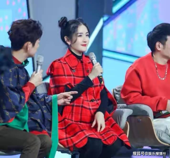 原创谢娜挺孕肚现身深圳，孕味十足，老公张杰紧跟其后