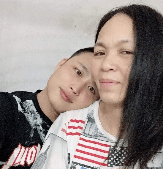 原创3婚嫁小24岁小伙53岁大妈带4娃嫁小丈夫婚后8年仍恩爱