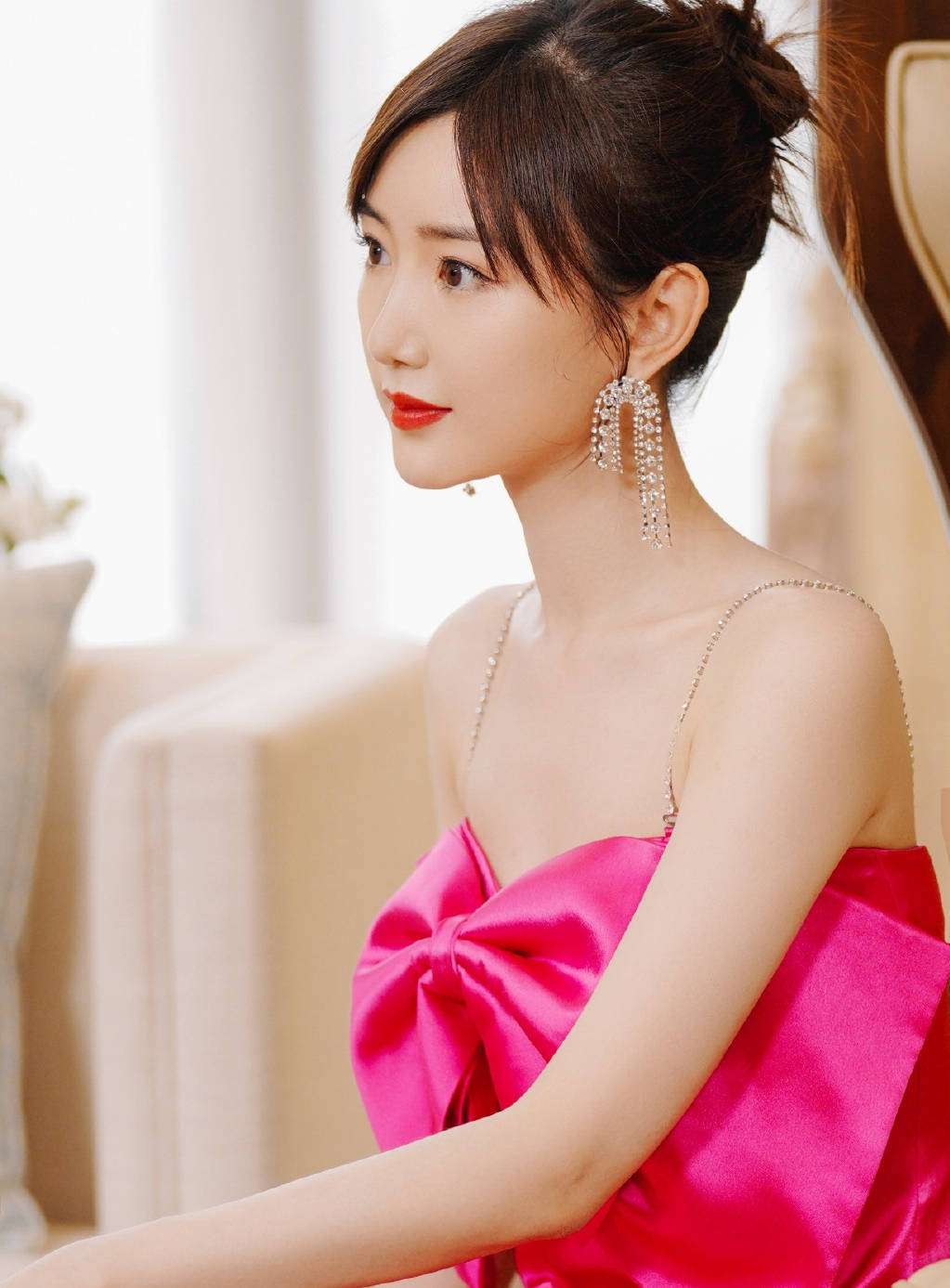 毛晓彤穿玫红色吊带绸缎裙 白皙肌肤展风情甜美