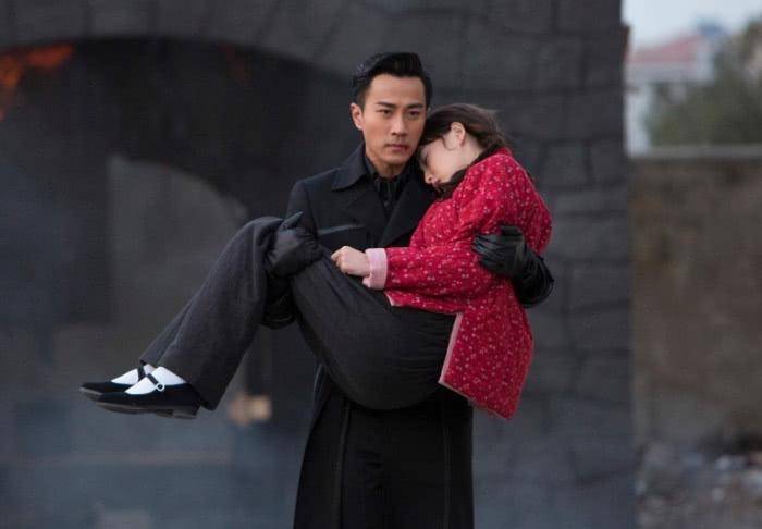 公主抱怎样才够 苏 体型差很关键 窍门是抬高重心 男女