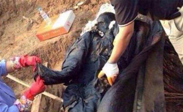 新疆火焰山，工人挖出5具留长辫，穿清朝服饰的干尸，人们忙报警